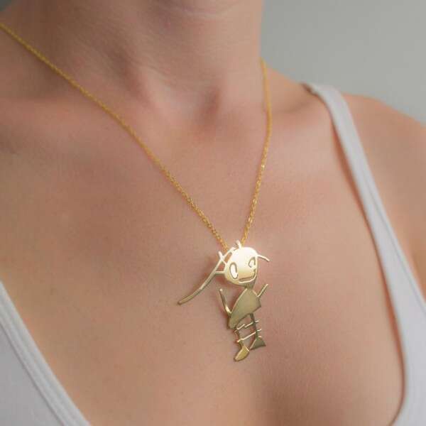 ציור של הבת הפך לשרשרת // צילום: מתוך פייסבוק